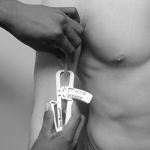 Měření tuku pomocí kaliperu na paži - Biceps