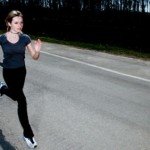 běžící žena po silnici